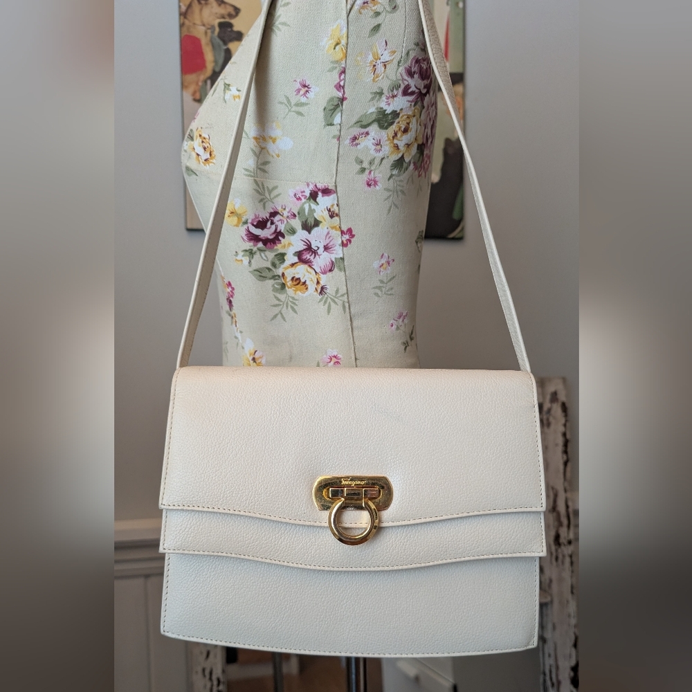 FERRAGAMO vintage Off White Shoulder Bag